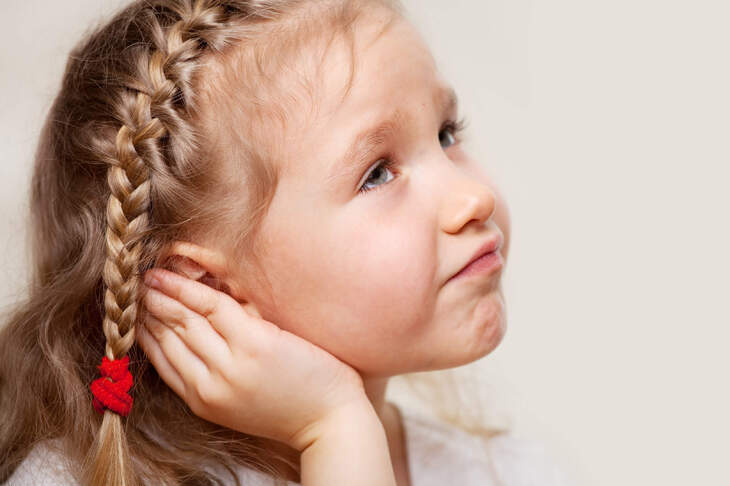 Dziecko odczuwa objawy zapalenie ucha