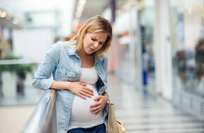 Kobieta w ciąży borykająca się z problemem wzdęć