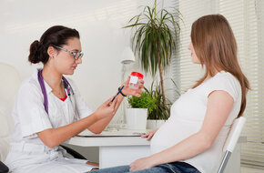 Kobieta w ciąży z problemem zapalenie pęcherza moczowego