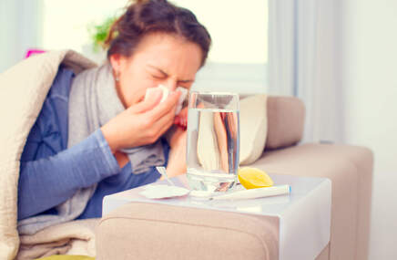 Kobieta kicha z powodu przeziębienia