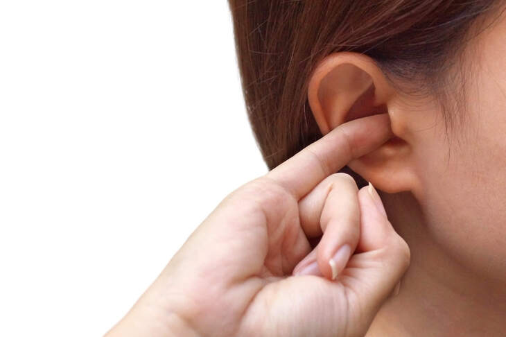 Kobietę boli ucho