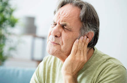 Mężczyznę boli ucho