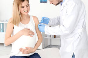 Kobieta w ciąży szczepi się na grypę