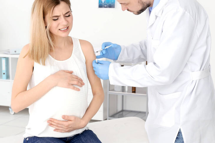 Kobieta w ciąży szczepi się na grypę