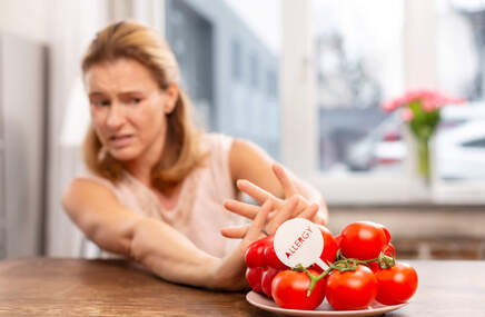 Kobieta nie chce jeść pomidorów