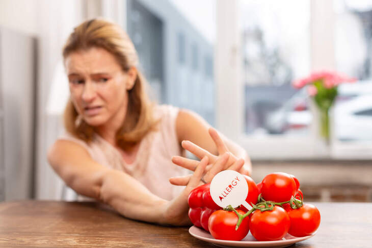 Kobieta nie chce jeść pomidorów