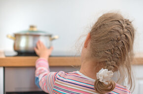 Oparzenia u dzieci najczęściej są spowodowane wypadkami w kuchni