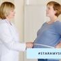 Lekarka mierzy brzuch kobiecie w ciąży