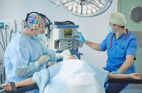 Anestezjolog w czasie operacji