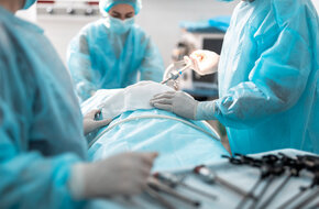Chirurg naczyniowy w trakcie operacji