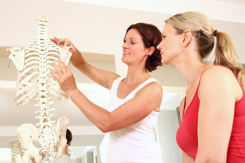 Kobiety oglądają model szkieletu ludzkiego