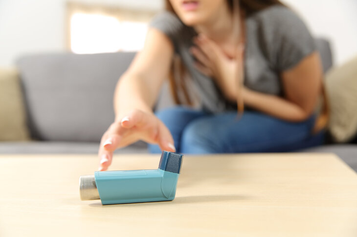 Jak objawia się astma oskrzelowa? Sprawdź, do czego może prowadzić