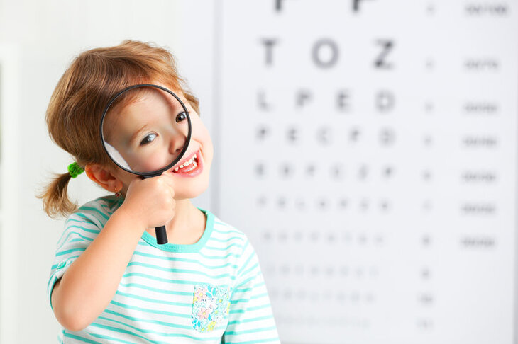 Dziecko u okulisty na badaniu wzroku