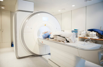 Rezonans magnetyczny kręgosłupa – co wykrywa i ile trwa?