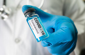 Lekarz trzyma ampułkę ze szczepionką przeciwko Covid-19
