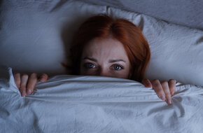 Kobieta bojąca się spać