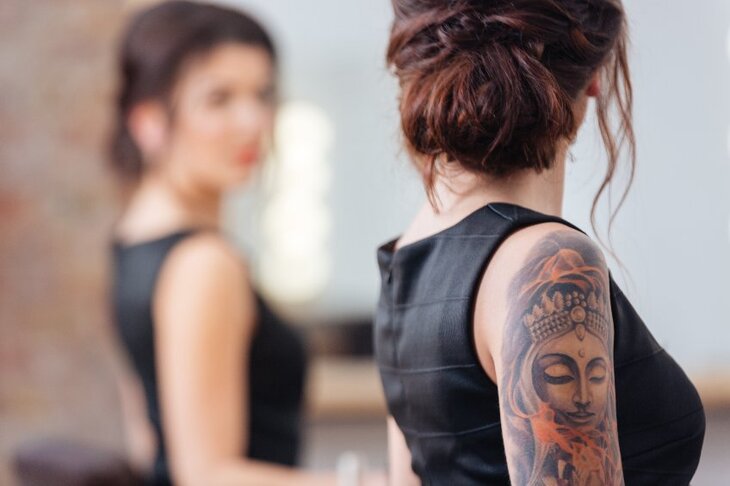 Dziewczyna z tatuażem w miejscu blizny