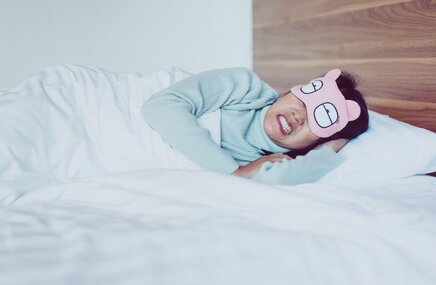 Kobieta cierpi na bruksizm podczas snu
