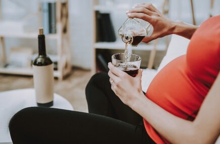 Kobieta spożywa alkohol w ciąży