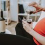 Kobieta spożywa alkohol w ciąży