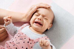 Płaczące dziecko z powodu dyschezji niemowlęcej