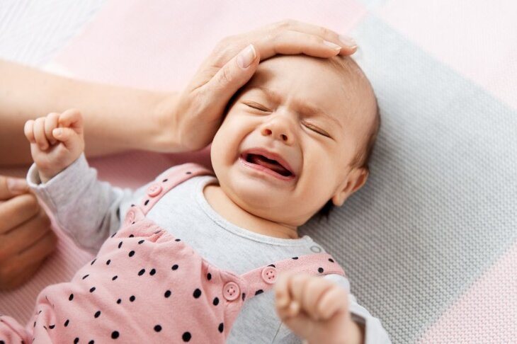 Płaczące dziecko z powodu dyschezji niemowlęcej