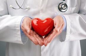Lekarz trzymający serce w dłoni