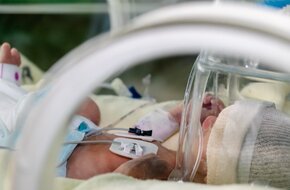 Noworodek z problemami serca w inkubatorze