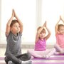 Dzieci uprawiają jogę na siłowni
