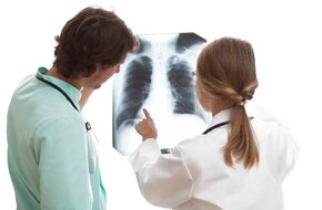 Lekarza oglądają zdjęcie z RTG płuc