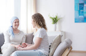Kobieta z rakiem płuc rozmawia o żywieniu z młodą kobietą
