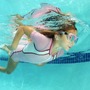 Dziecko pływające w basenie narażone na dolegliwość ucho pływaka