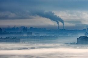 Widok kominów z fabryk zanieczyszczających powietrze