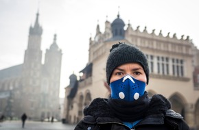 Kobieta w masce chroni się przed smogiem