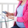 Kobieta w ciąży sprawdzająca poziom cukru