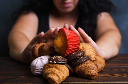 Kobieta odmawia jedzenia słodyczy z powodu hiperinsulinemii