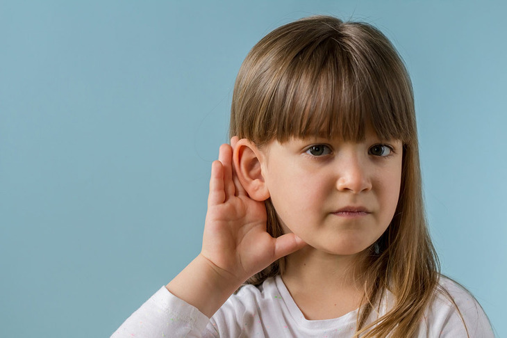 Dziewczyna pokazujące swoje ucho