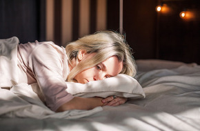 Osoba po przebyciu koronawirusa, która ma problem z zasypianiem