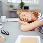 Kobieta śpiąca w pracy