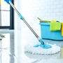 Mycie podłogi w domu