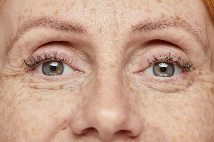 Zdrowe oczy starszej kobiety
