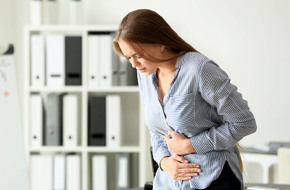 Kobieta borykająca się z problemem przewlekłej biegunki