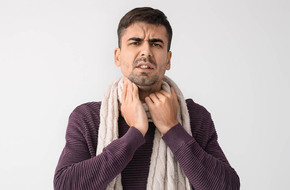 Mężczyzna z problemem bólu gardła powstałym z powodu działania klimatyzacji