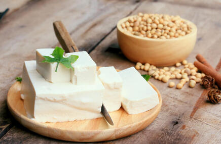 Soja w misce i tofu na drewnianej desce, czyli zrodla fitoestrogenow