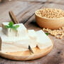 Soja w misce i tofu na drewnianej desce, czyli zrodla fitoestrogenow