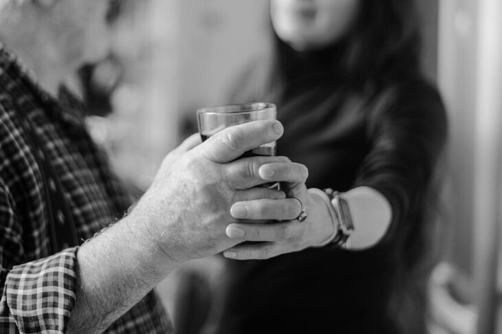 Jak alkoholik zachowuje się w kontaktach z najbliższymi? 