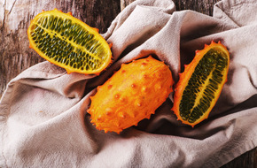 Pomarańczowy owoc z kolcami