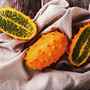 Pomarańczowy owoc z kolcami
