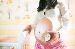 Kobieta czekająca na wywołanie porodu oksytocyną