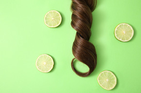 Plasterki limonki, jako składniki diety na włosy
